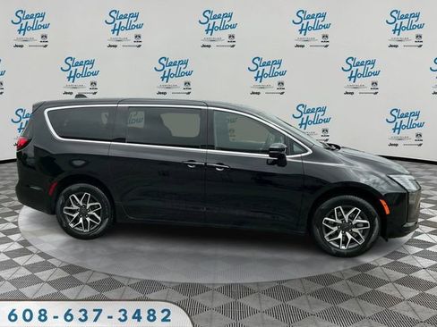 New 2027 Chrysler Pacifica Limited AWD/4WD image 4