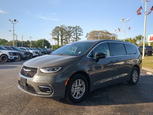 Used 2025 Chrysler Pacifica Select FWD image 8