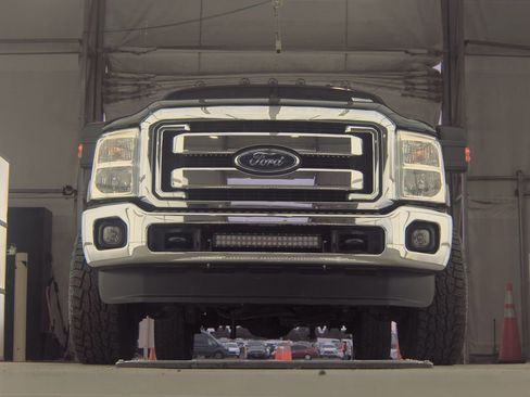 Used 2014 Ford F250 Lariat w/ Lariat Interior Package image 3