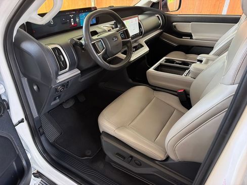 Used 2025 Ford Expedition Active AWD/4WD image 2