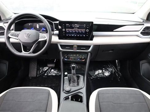 New 2025 Volkswagen Taos SE image 24