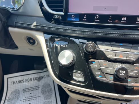 Used 2022 Chrysler Pacifica Touring-L FWD image 18