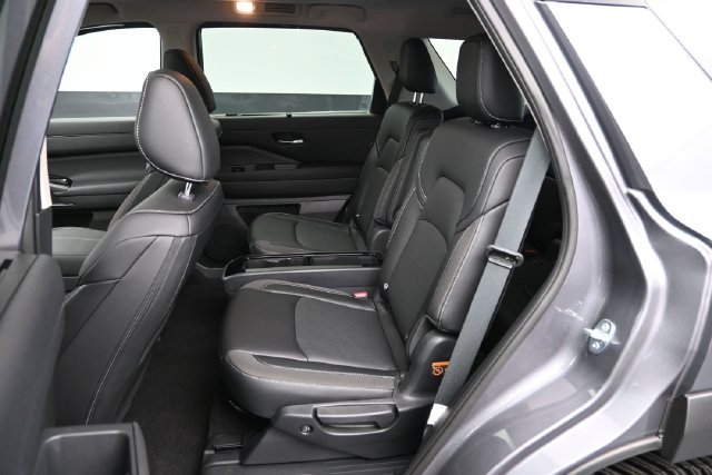 Used 2026 Nissan Pathfinder SL w/ SL Premium Package FWD image 12