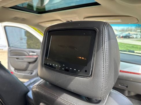 Used 2010 Cadillac Escalade AWD image 14