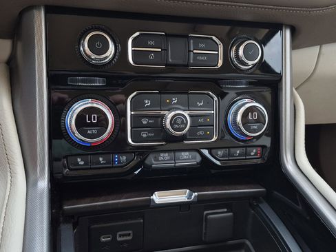 Used 2022 GMC Yukon Denali w/ Denali Ultimate Package AWD/4WD image 38