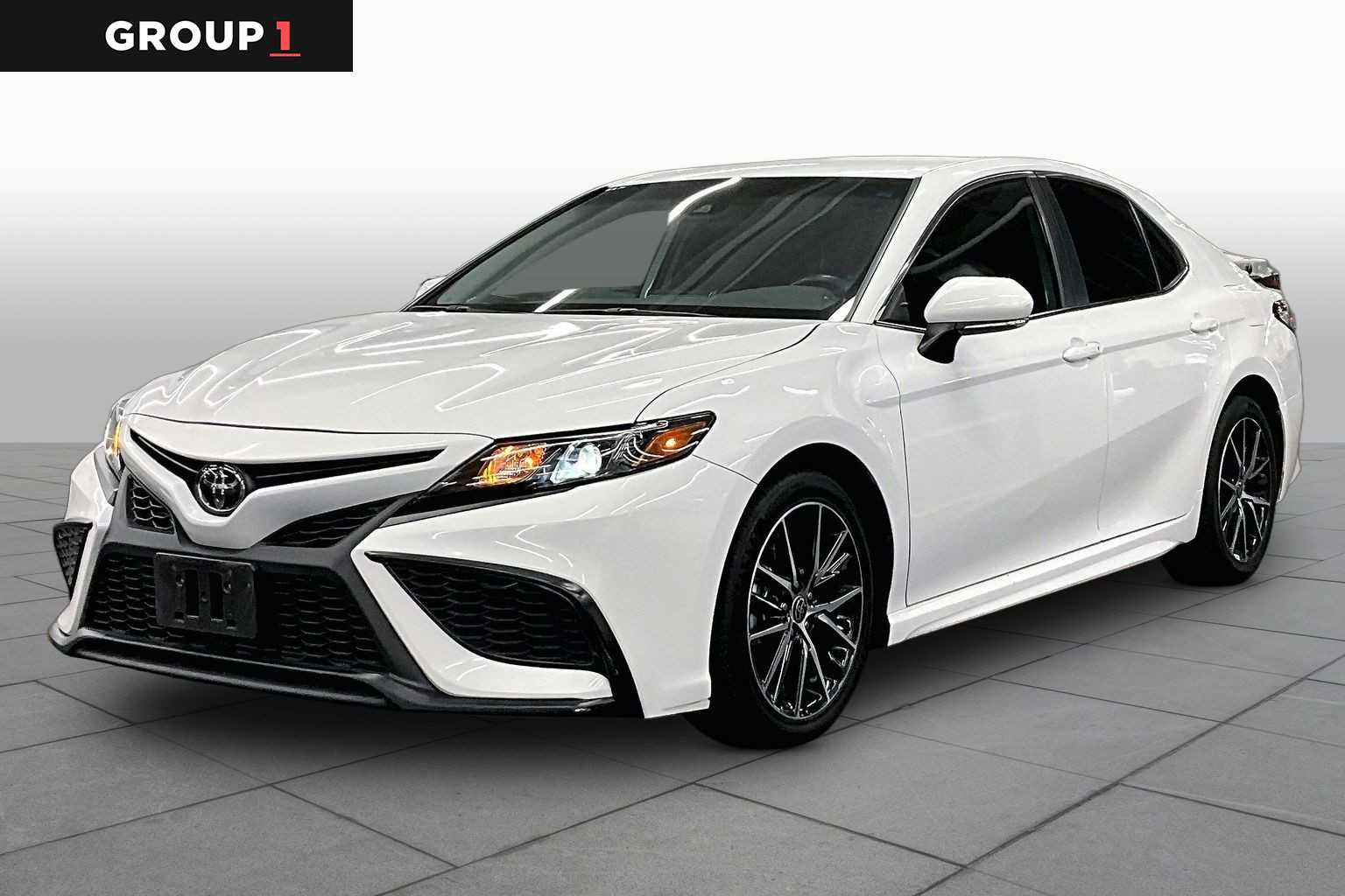 Used 2024 Toyota Camry SE FWD image 1