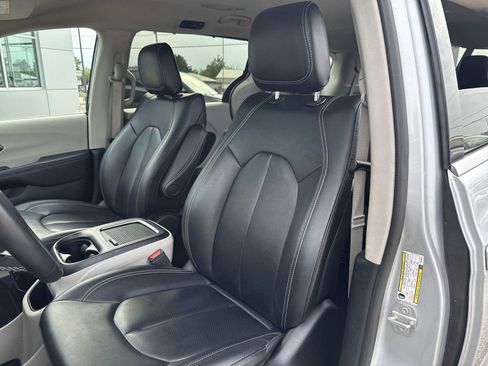 Used 2024 Chrysler Pacifica Touring-L FWD image 10