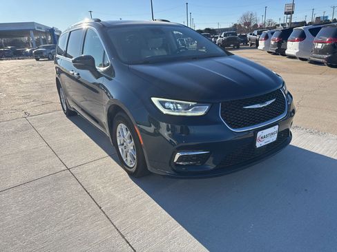Used 2021 Chrysler Pacifica Touring-L w/ Uconnect Theater Family Group image 10