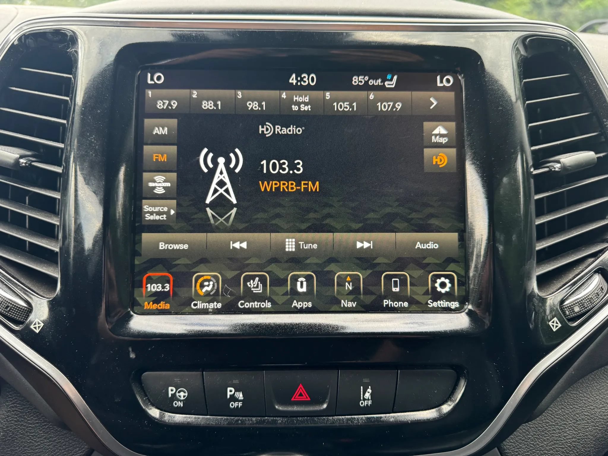 Used 2019 Jeep Cherokee Overland w/ Technology Group AWD/4WD image 14
