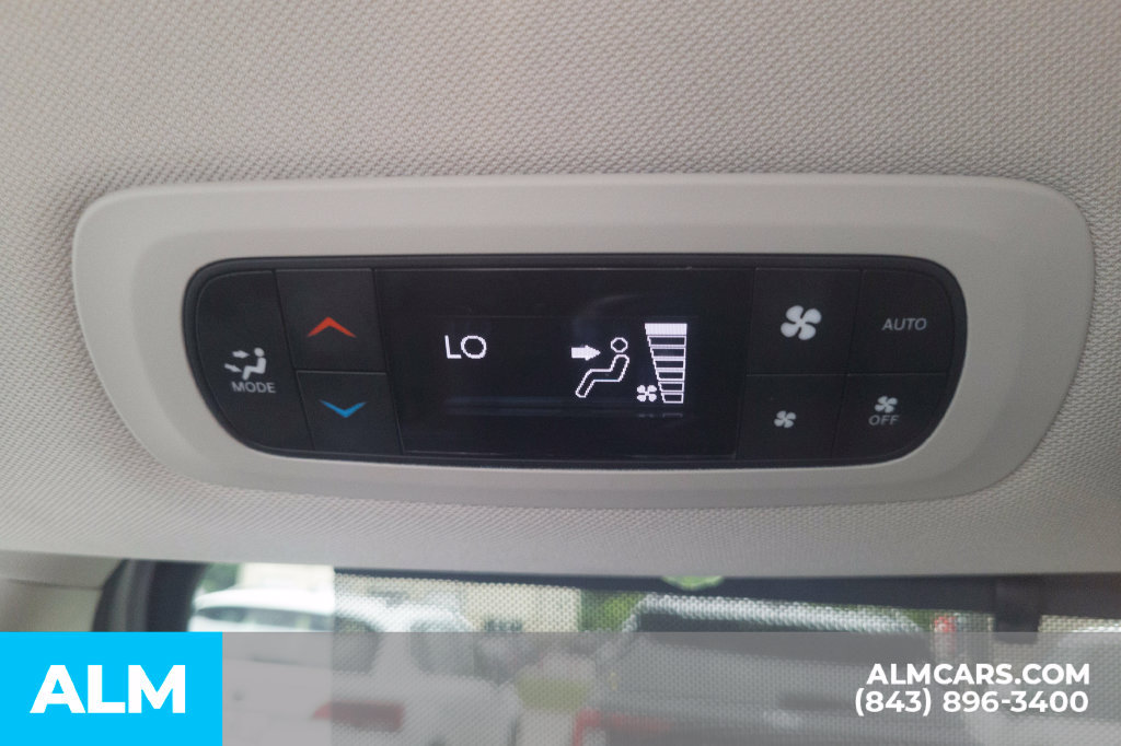 Used 2024 Chrysler Pacifica Touring-L FWD image 23