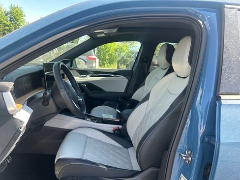 Used 2025 Volkswagen Tiguan SEL R-Line AWD/4WD image 18