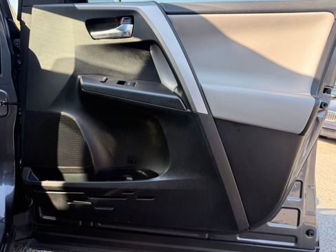 Used 2018 Toyota RAV4 XLE image 32