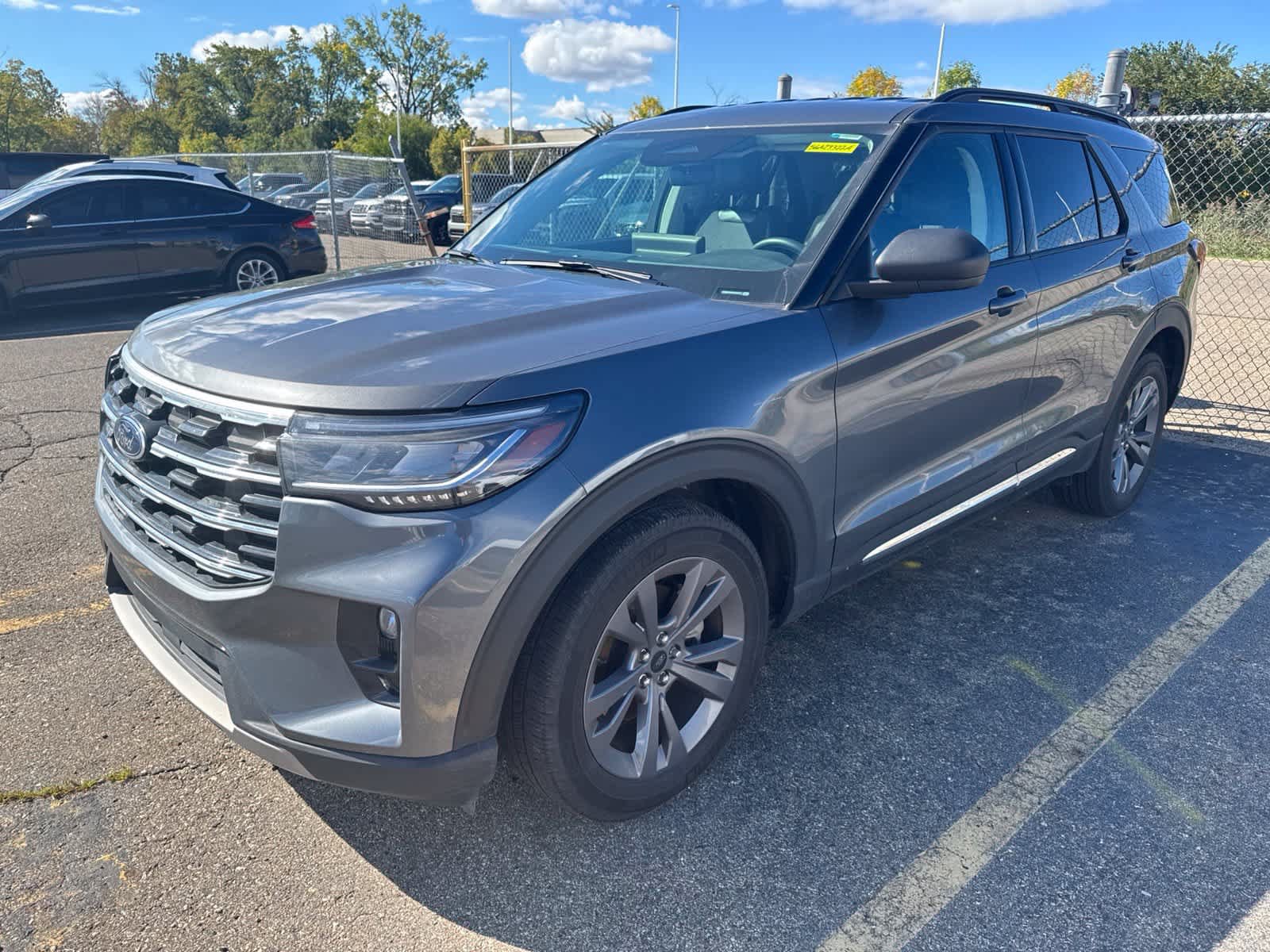 Used 2025 Ford Explorer Active w/ Active Comfort Package AWD/4WD image 2