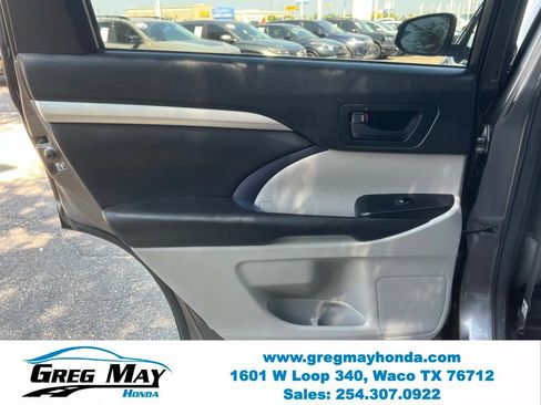 Used 2017 Toyota Highlander Plus FWD image 19