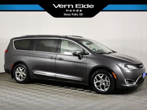 Used 2017 Chrysler Pacifica Limited FWD image 1
