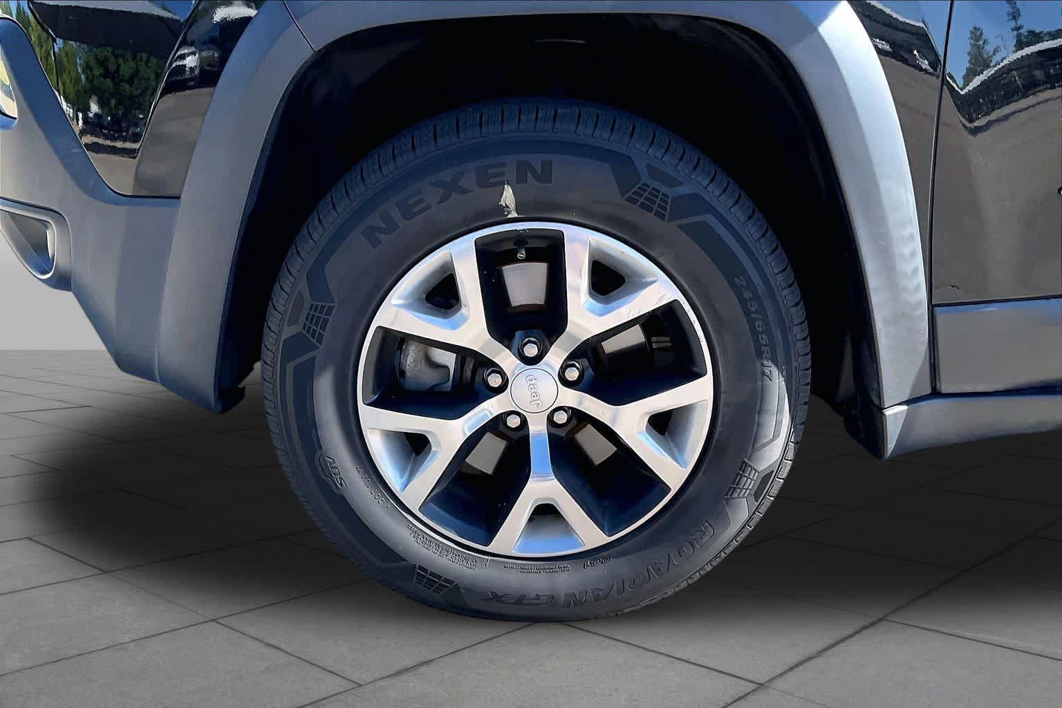 Used 2018 Jeep Cherokee Trailhawk AWD/4WD image 11