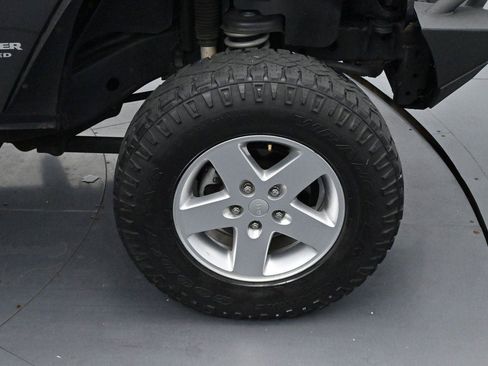 Used 2017 Jeep Wrangler Unlimited Rubicon w/ Connectivity Group AWD/4WD image 30