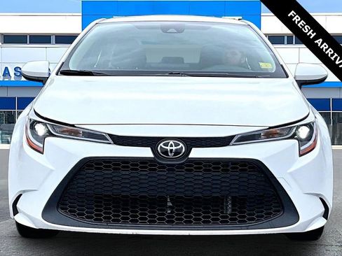 Used 2022 Toyota Corolla LE FWD image 2