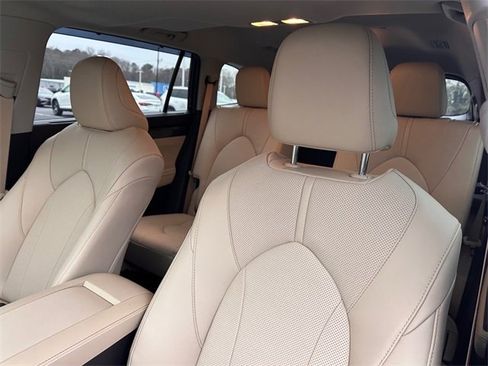 Used 2025 Toyota Highlander Limited image 18