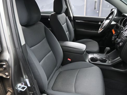 Used 2012 Kia Sorento LX w/ Third Row Pkg image 14