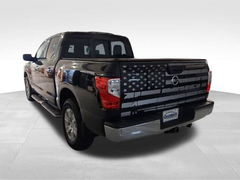 Used 2017 Nissan Titan SV image 3