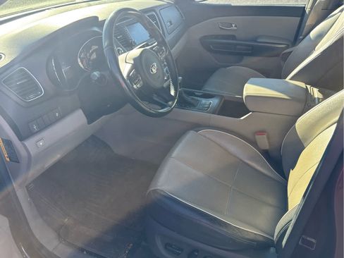 Used 2017 Kia Sedona LX w/ LX Essentials Premium Package image 11