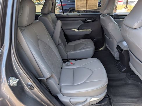 Used 2021 Toyota Highlander XLE image 5