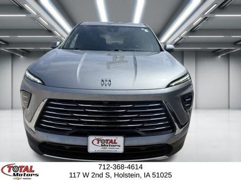 Used 2025 Buick Enclave Preferred AWD/4WD image 3