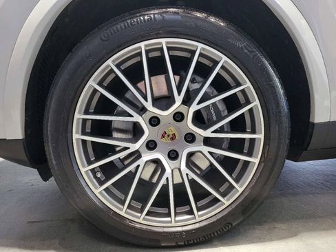 Used 2023 Porsche Cayenne Platinum Edition image 35