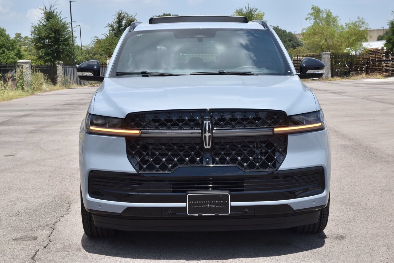 New 2027 Lincoln Navigator Reserve w/ Jet Appearance Package AWD/4WD image 2
