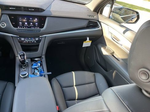 New 2025 Cadillac XT6 Luxury image 34