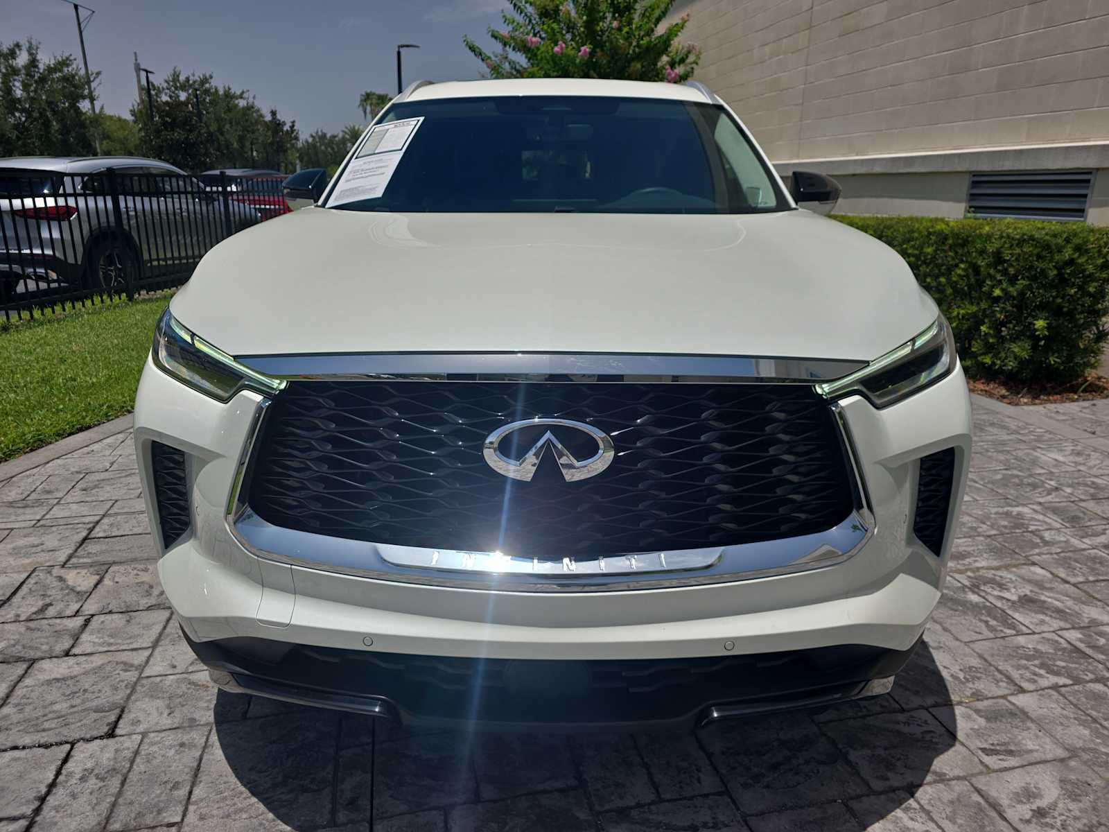 Used 2023 INFINITI QX60 Luxe w/ Performance Audio Package FWD image 2
