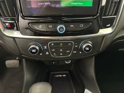 Used 2022 Chevrolet Traverse LT image 23