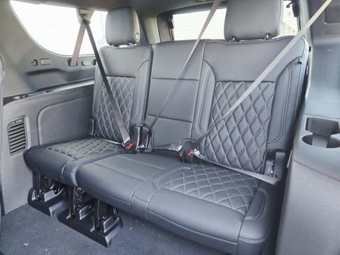 New 2026 Chevrolet Suburban LS image 10