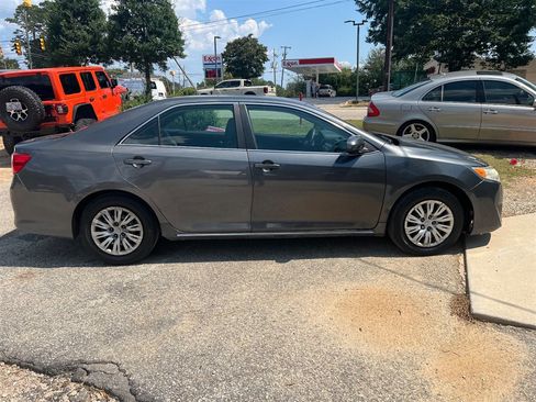 Used 2012 Toyota Camry LE FWD image 5