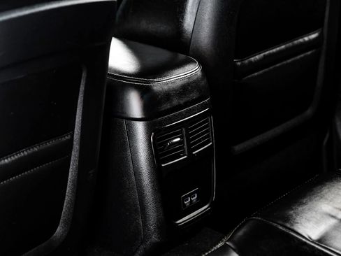 Used 2019 Chrysler 300 S image 40