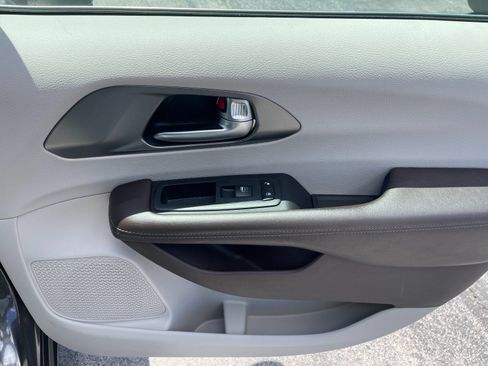 Used 2020 Chrysler Voyager LX FWD image 20
