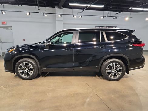 Used 2023 Toyota Highlander XLE AWD/4WD image 4