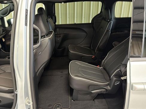 New 2026 Chrysler Pacifica Limited image 11