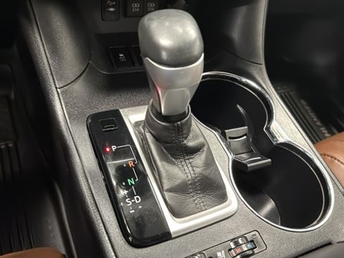 Used 2017 Toyota Highlander Limited Platinum AWD/4WD image 19