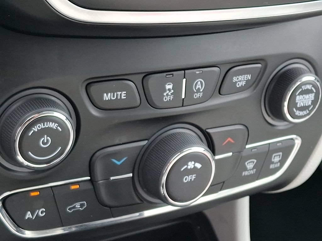 Used 2021 Jeep Cherokee Latitude Lux AWD/4WD image 16