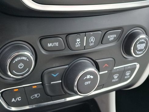 Used 2021 Jeep Cherokee Latitude Lux AWD/4WD image 16