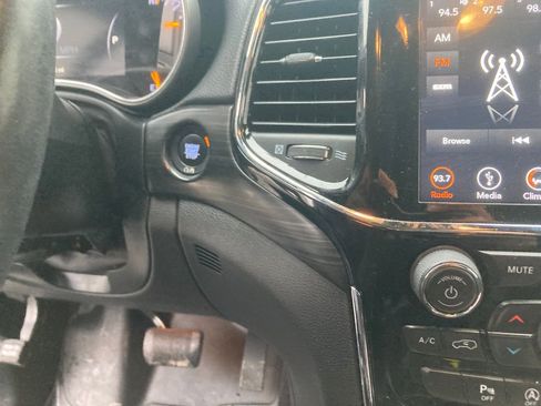 Used 2019 Jeep Grand Cherokee Altitude image 21