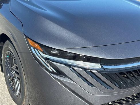 New 2027 Nissan Sentra SV w/ SV Convenience Package FWD image 10