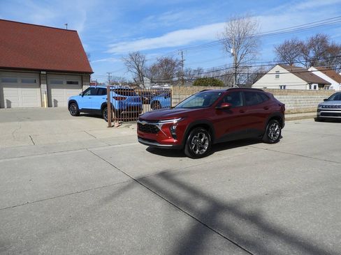 Used 2025 Chevrolet Trax LT w/ Driver Confidence Package FWD image 6