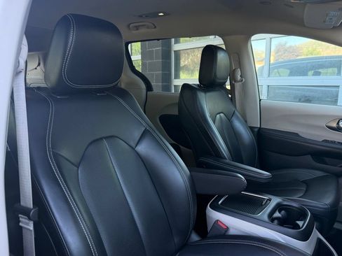 Used 2023 Chrysler Pacifica Touring-L FWD image 46