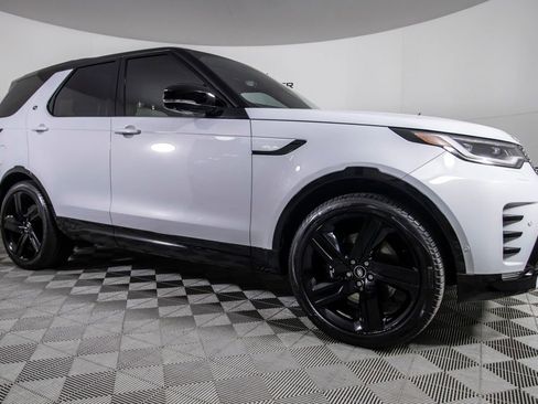 Used 2023 Land Rover Discovery Metropolitan Edition image 3