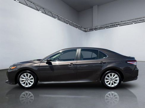Used 2018 Toyota Camry LE FWD image 2