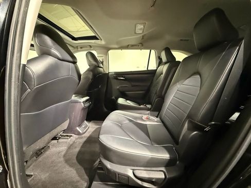 Used 2023 Toyota Highlander XLE FWD image 20