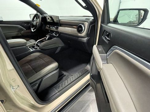 Used 2024 Chevrolet Colorado ZR2 w/ Technology Package AWD/4WD image 18